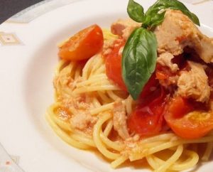 Spaghetti atun tomate y albahaca